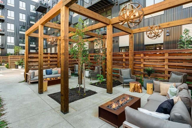 Building Photo - Horizon West