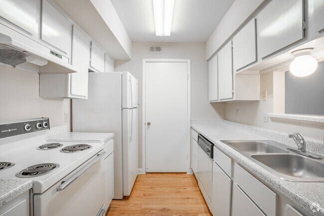 2BR, 2BA - 987SF - Kitchen