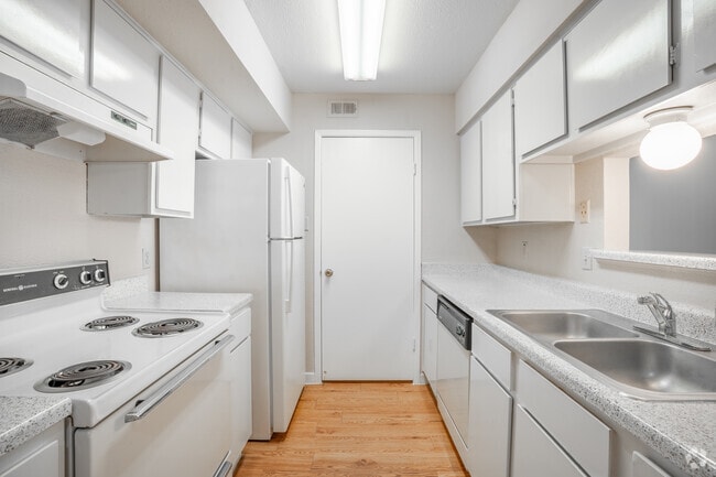 2BR, 2BA - 987SF - Kitchen - Lakeview