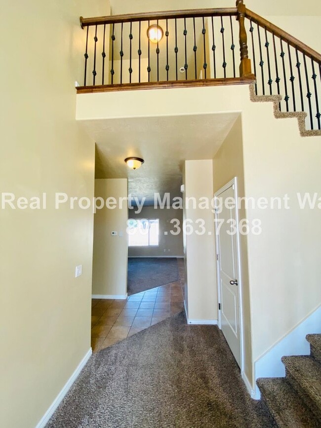 Photo - 5 Bedroom 3 Bathroom Riverton Home!