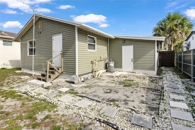 Photo - 3633 SW 12th Ct Unidad 2