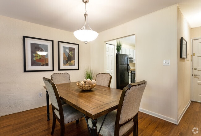 2BD/2BA - 1,275 SqFt - Dining Room & Kitchen View