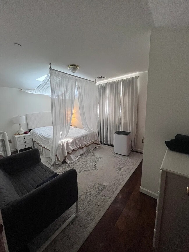 Photo - 2721 Hering Ave