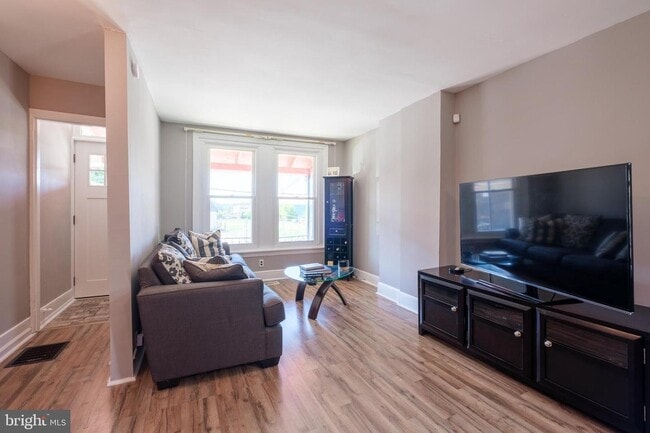 Photo - 701 E Barnard St