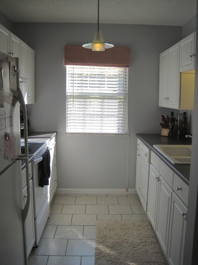 Kitchen - 9073 W Swan Cir Unidad 9073