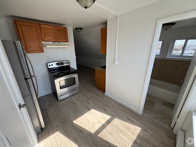 Building Photo - 10 Beatrice St Unit 3 Rental