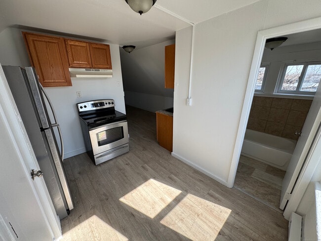 Building Photo - 10 Beatrice St Unit 3 Rental