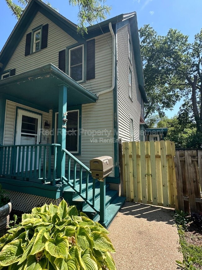 Photo - 835 Elm St