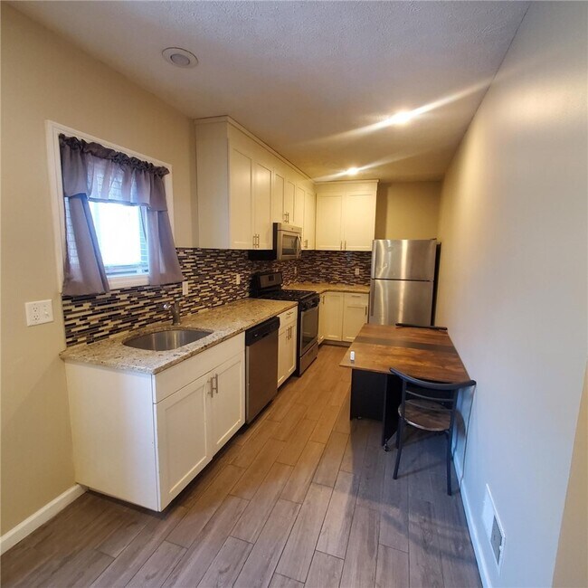 Photo - 256 E 14th St