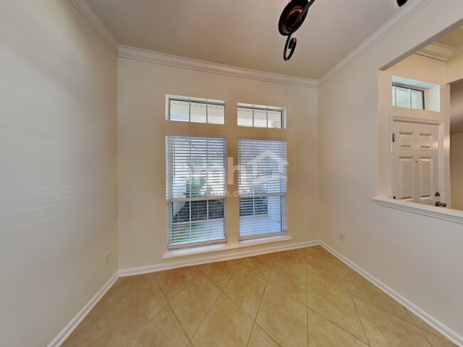 Photo - 304 W Silverthorn Ln