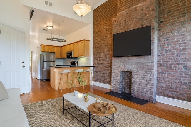 Photo - 246 E 58th St Unidad 2R