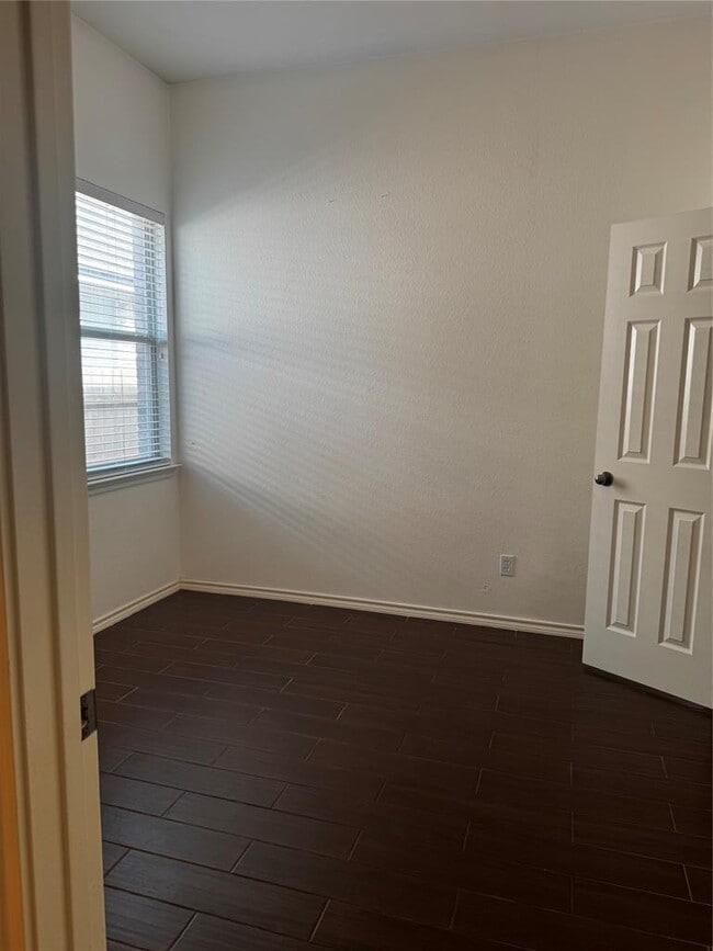 Photo - 304 Valona Loop