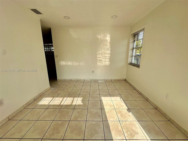 Photo - 666 W 17th St Unidad 1