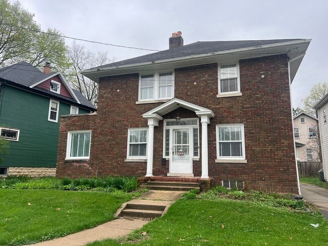 Building Photo - 240 W Locust St