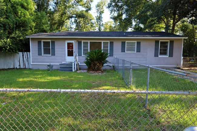 Building Photo - 818 Stillwater Dr