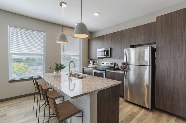 Hermosa cocina con isla - Patina Flats at the Foundry Apartments