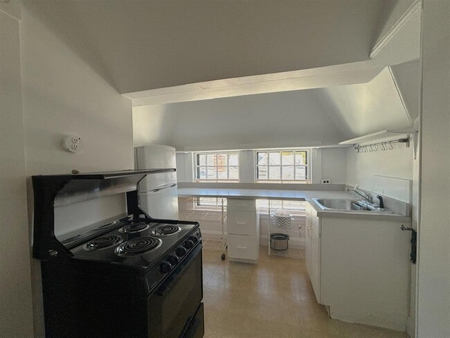 Building Photo - 302 Brookline St Unit 302