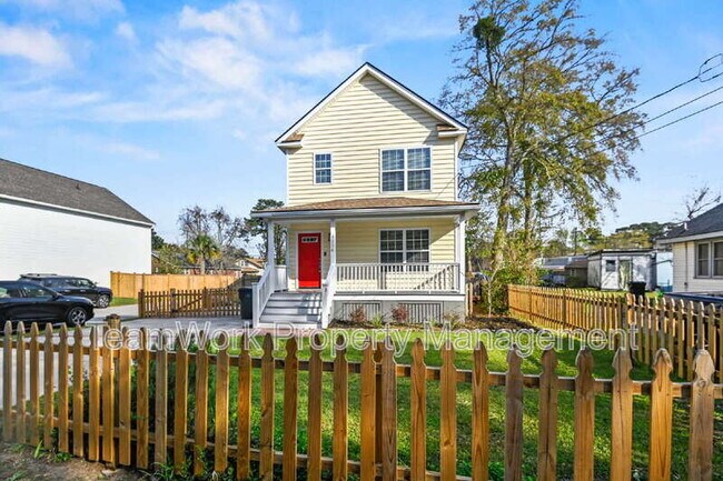 Building Photo - 1124 5th Ave