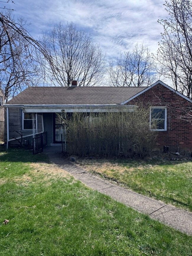 Building Photo - Spacious and beautifully updated 3-bedroom, 1.5-bath