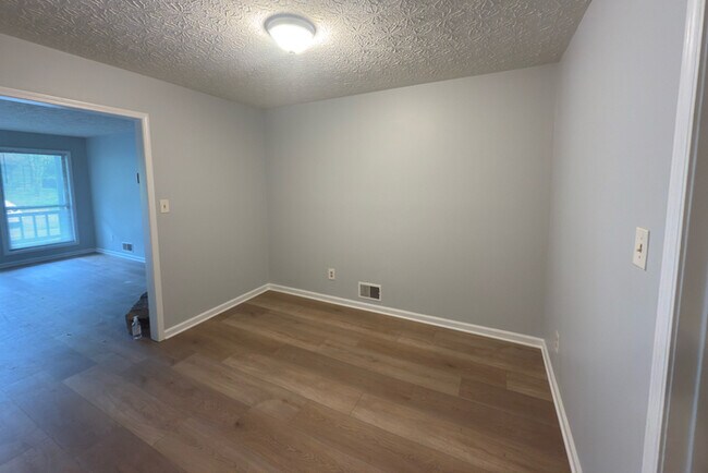 Photo - 1496 Springwood Dr SE