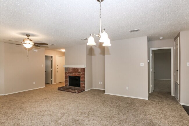 Photo - 565 Keble Dr