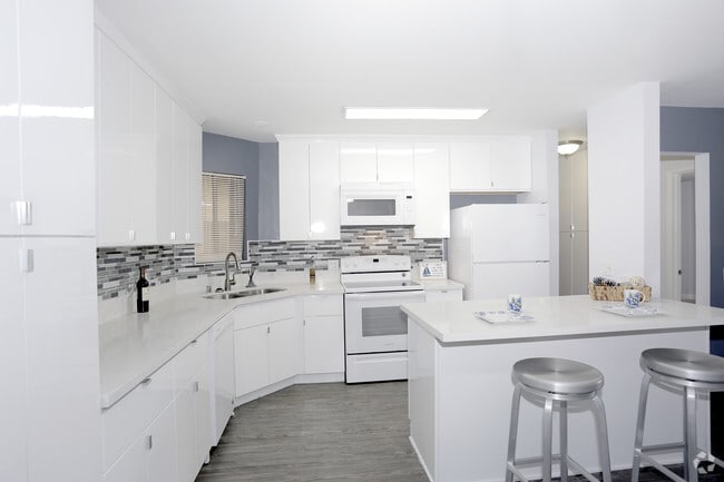2BR, 1BA - 850 SF