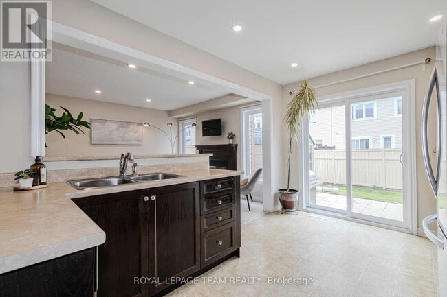 Photo - 466 Meadowhawk Cres