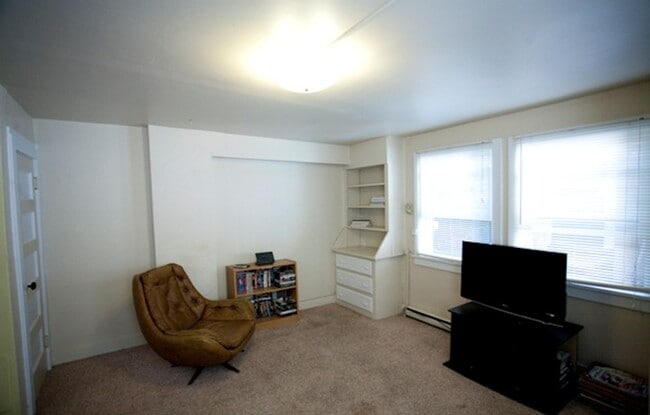 #D-910Csst LR - 910 NE C St