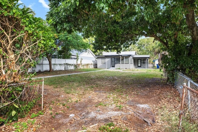 Photo - $25 Drive by & Apply for Beds 2 Bath House...