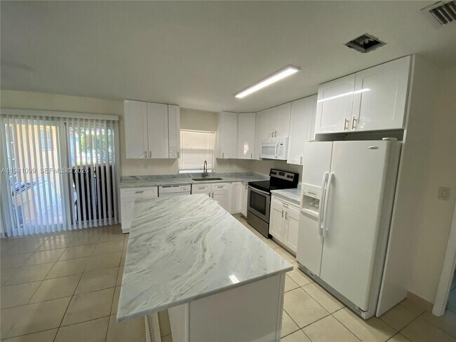 Photo - 851 SW 63rd Way