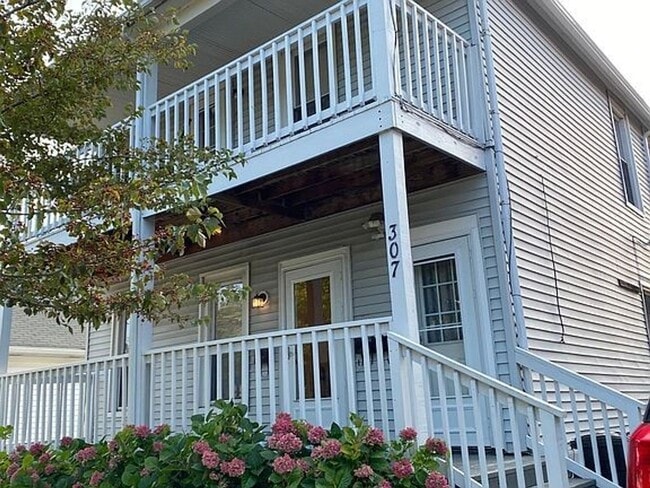 Building Photo - 307 E 3rd St Unit 1A