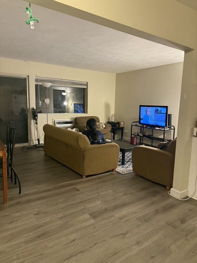 Living Room - 1800 Jefferson Park Ave Unit 11