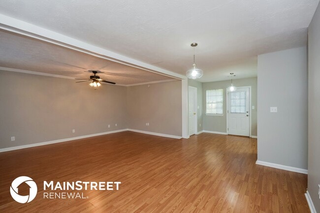 Photo - 619 Lakeridge Cir SE