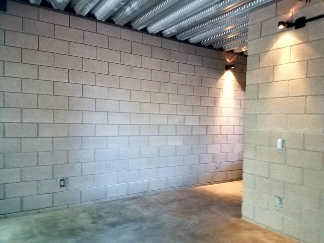 Photo - 525 E Willetta St