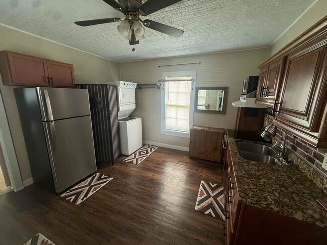 Photo - 118 W King St