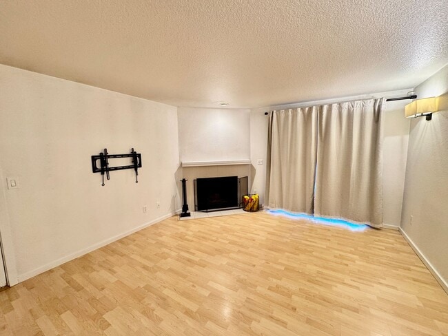 210 9th St Unit E103
