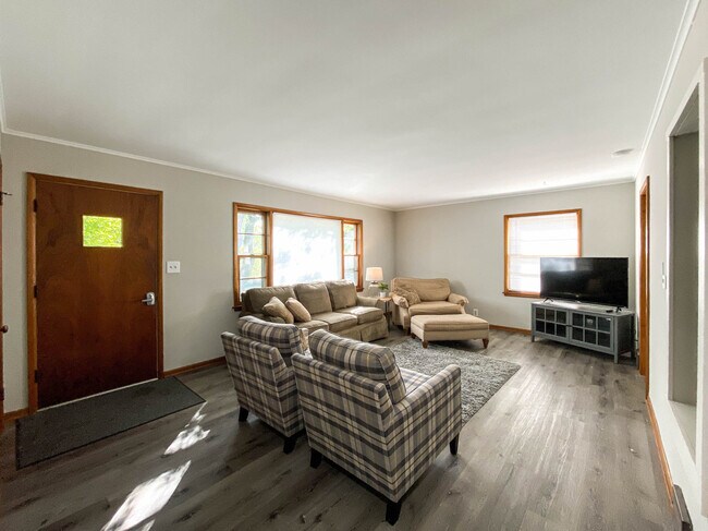 Photo - 649 S Main St