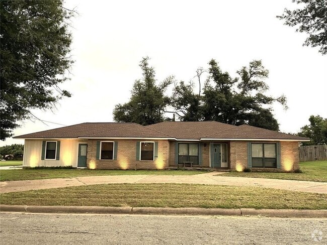 Building Photo - Executive Home / Rockdale, TX / Milam Coun...