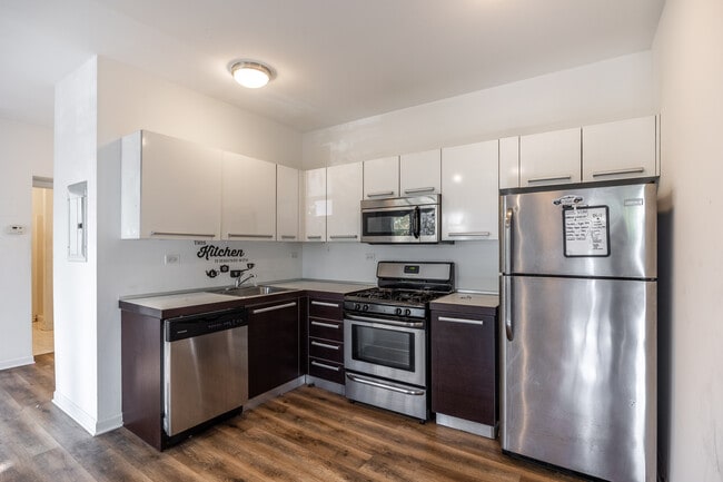 Building Photo - 1542 W Glenlake Ave Unit 2