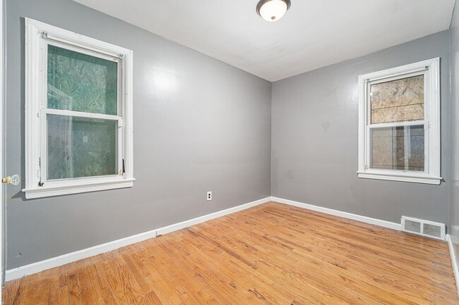 Photo - 6306 Farmbrook St