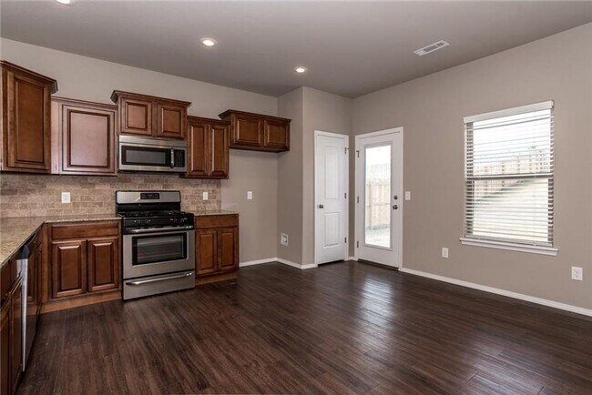 Photo - 4 bedroom 2.5 bath in Lowell-south of Promanade