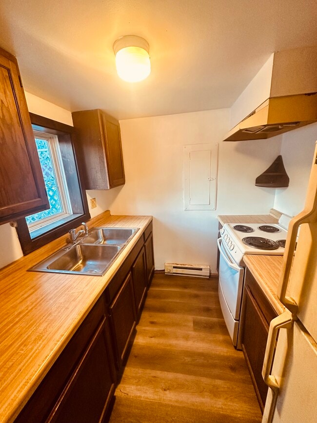 Photo - 1995 Cottage Ave E