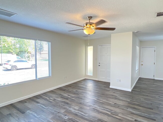 Photo - 10917 Cave Ave