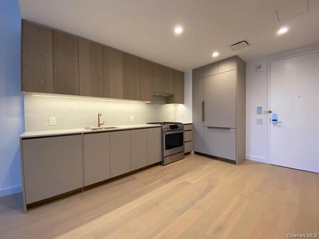 Photo - 3 Ct Square W Unit 614