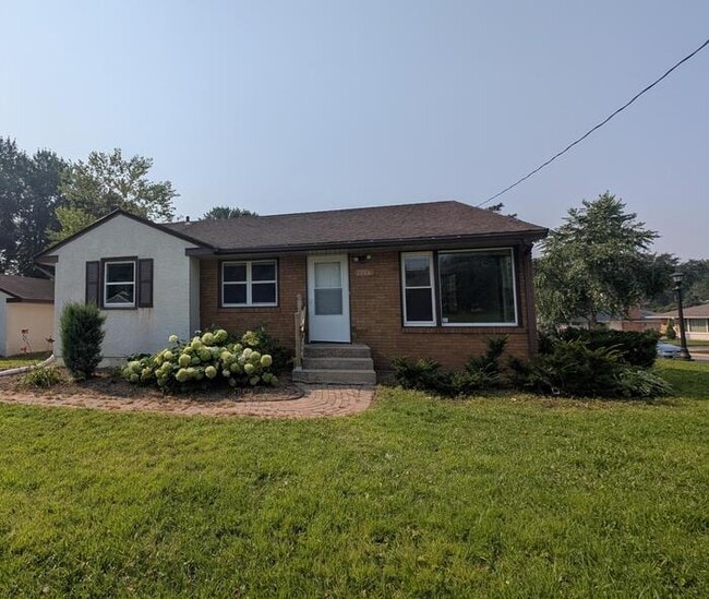 Building Photo - 1938 Larpenteur Ave E Rental