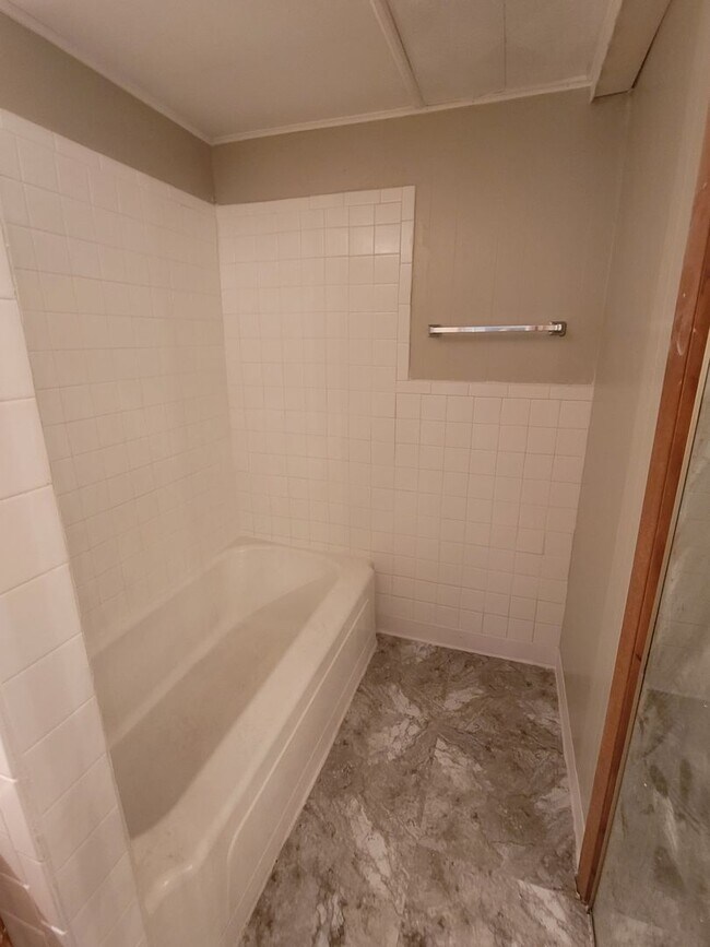 217-217.5-2175 W Linn St
