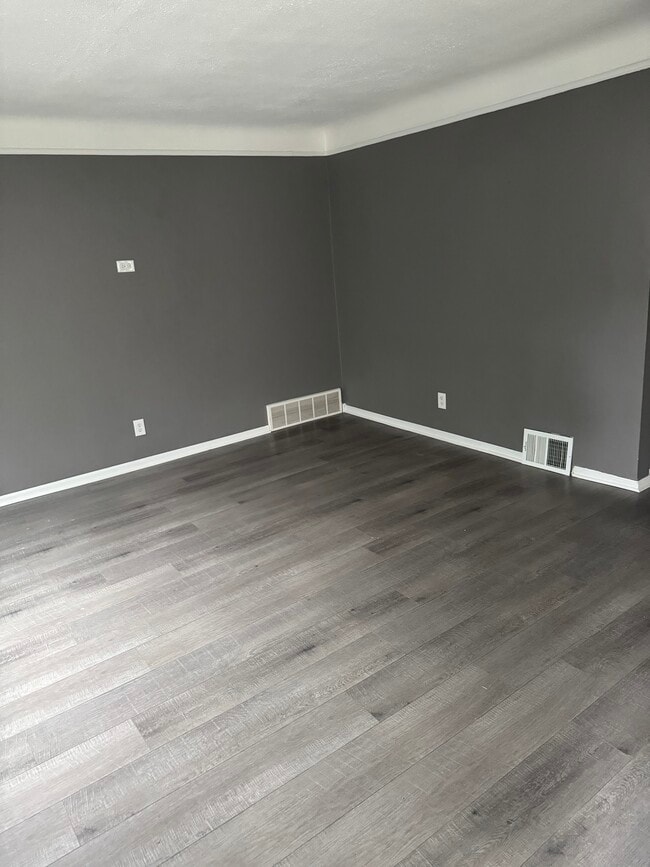 Photo - 19568 Dresden St