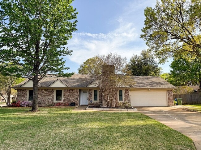 Vista de la esquina del lote que muestra el amplio patio lateral y el atractivo exterior. - 2006 Candle Ct
