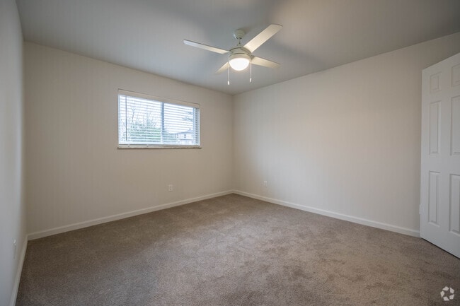 2BR, 1BA - 738SF - Primary Bedroom