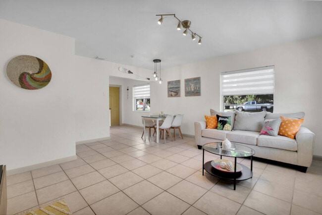 Building Photo - 1850 SW 24th St Rental